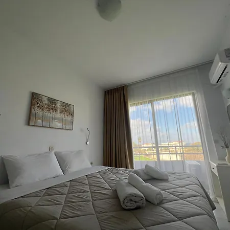 Ivory Serenity Θεολόγος